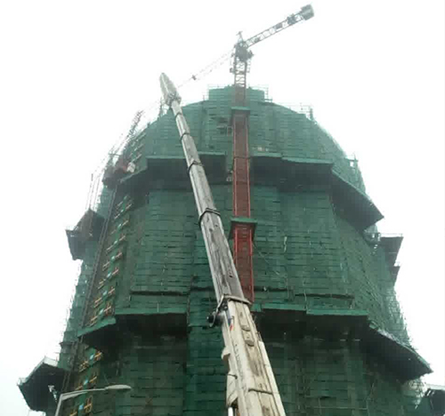 钟楼吊车在工地上作业